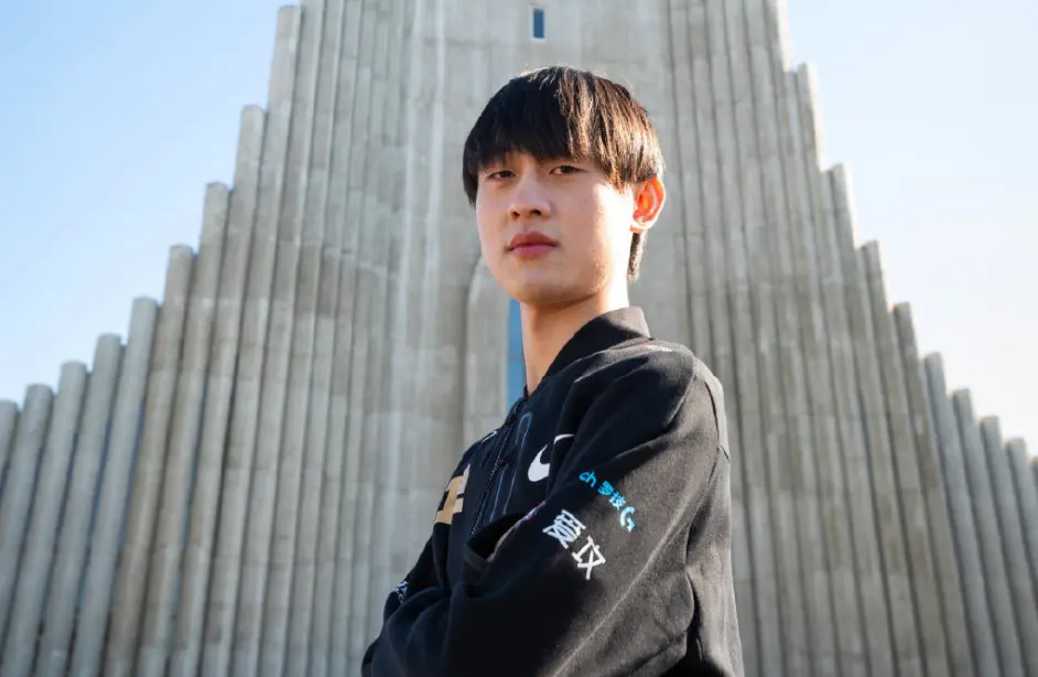 关于RNG碾压EDG，ShowMaker团战一打五焦点之战半决赛，成为赛场最大亮点的信息