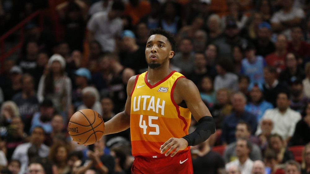 江苏队绝杀鹈鹕，米切尔状态火热